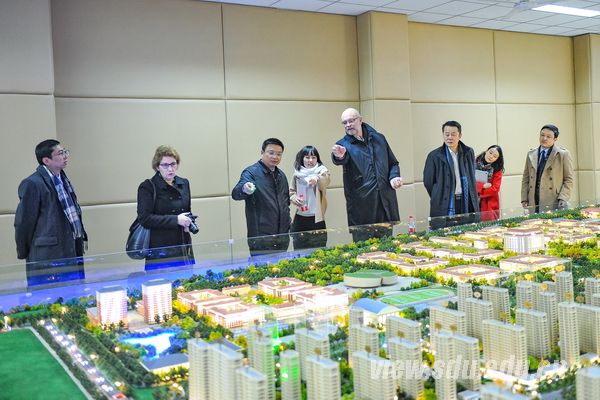 //www.qdxq.huangseweb.org/__local/1/17/90/E5BEED8175A421B2CDFA68994B5_2CA7F800_D7AF.jpg